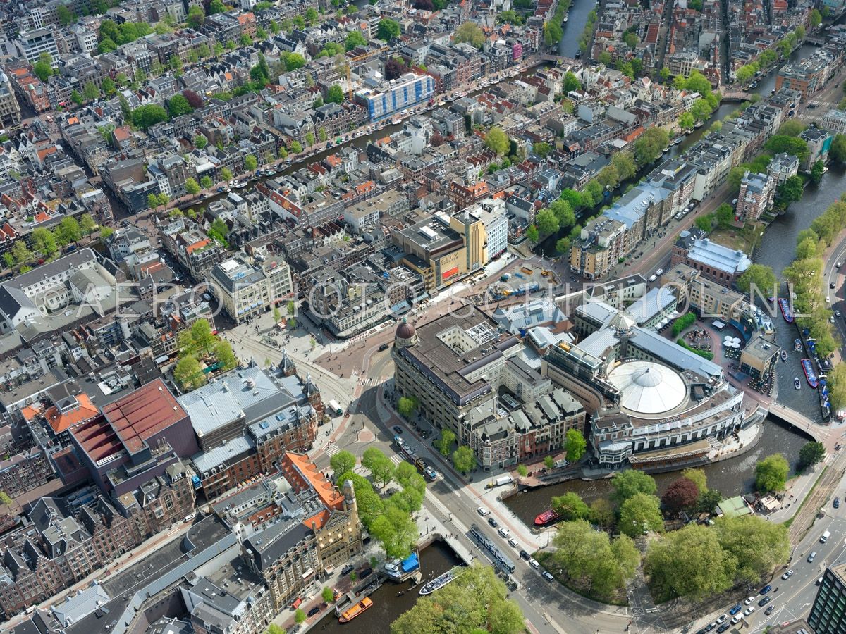 luchtfoto |  Amsterdam, Leidseplein, Weteringschans en het Max Euweplein. Het Leidseplein is in 2017 vernieuwd en met de verhuizing van de taxistandplaats helemaal autovrij geworden. opn. 02/05/2018