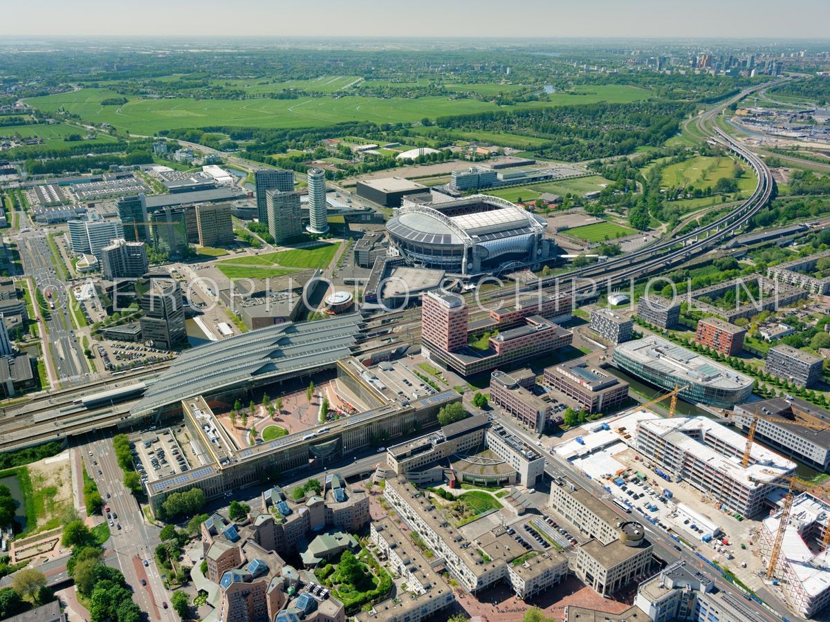 luchtfoto |  Amsterdam Zuidoost, Station Amsterdam Bijlmer Arena met het Hoekenrodeplein, de Johan Cruijff Arena en het kantorengebied Arenapoort.
 opn. 07/05/2018