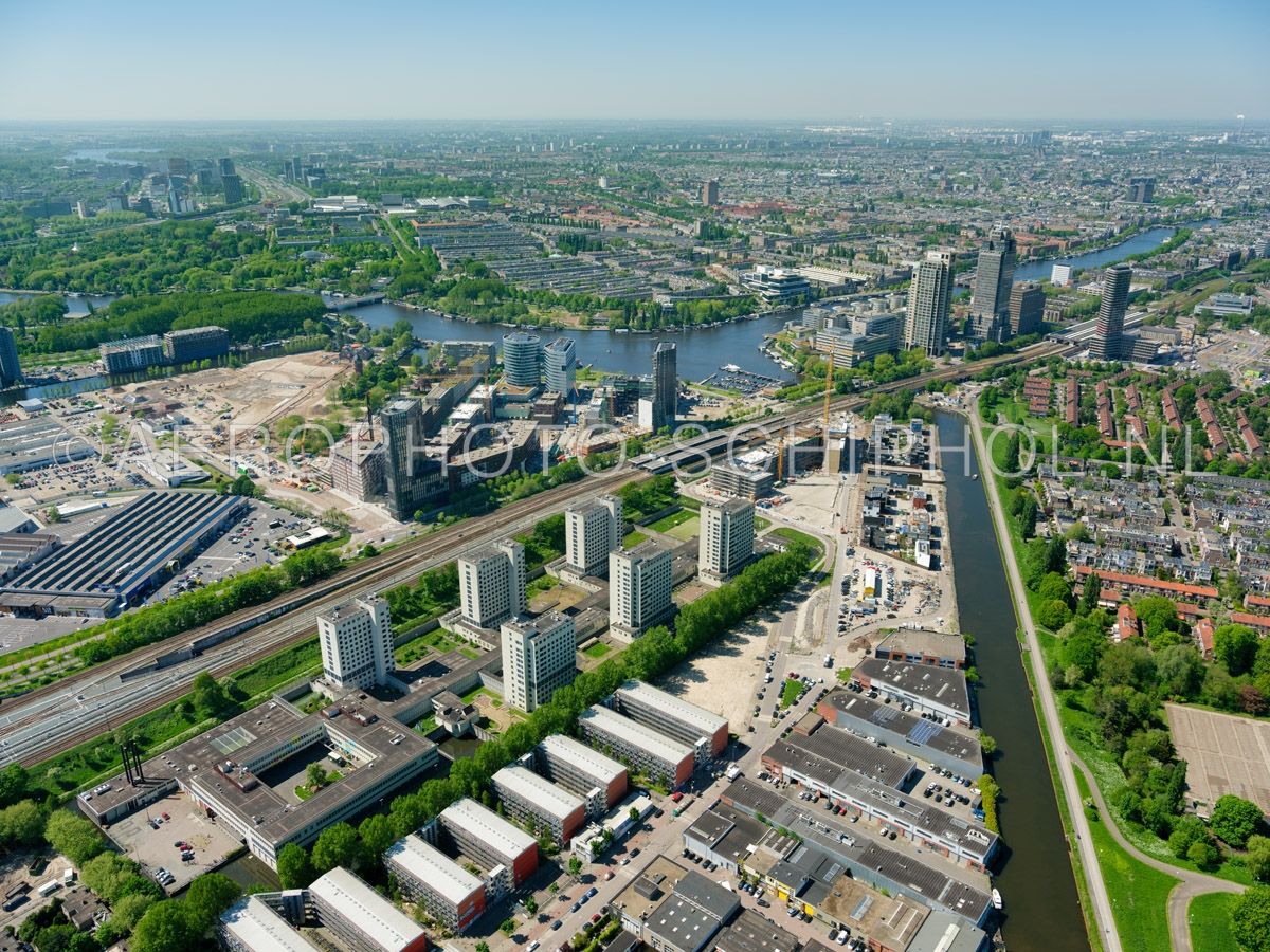 luchtfoto |  Amsterdam, de voormalige Bijlmerbajes (Penitentiaire Inrichting Amsterdam Over-Amstel) en de woningbouw en ontwikkeling in het Amstelkwartier, rechts het Amstelstation en de Omval. opn. 07/05/2018
