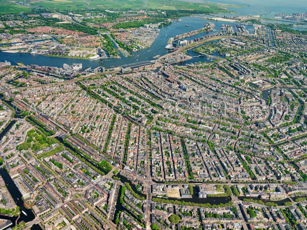 luchtfoto |  Amsterdam, Derde Uitleg, grachtengordel en de Jordaan gezien vanaf de Singelgracht, centraal verticaal door het beeld de Rozengracht. De Jordaan is aangelegd  in het patroon van de oorspronkelijke polderverkaveling in de 17e eeuw als onderdeel van de Derd opn. 07/05/2018