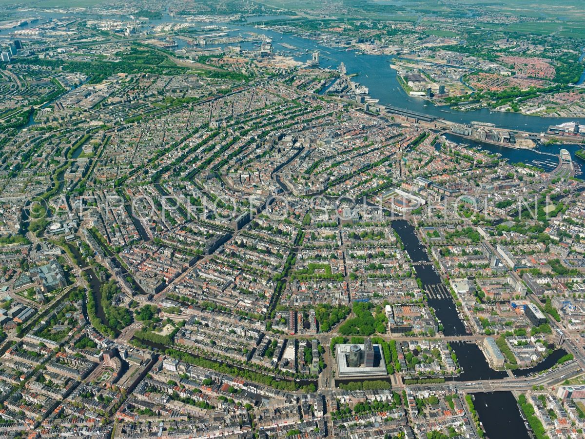 luchtfoto |  Amsterdam,  grachtengordel  na de Vierde Uitleg , gezien vanaf  het Frederiksplein,  de Nederlandsche Bank en de Singelgracht, rechts de Amstel links de Jordaan. opn. 07/05/2018
