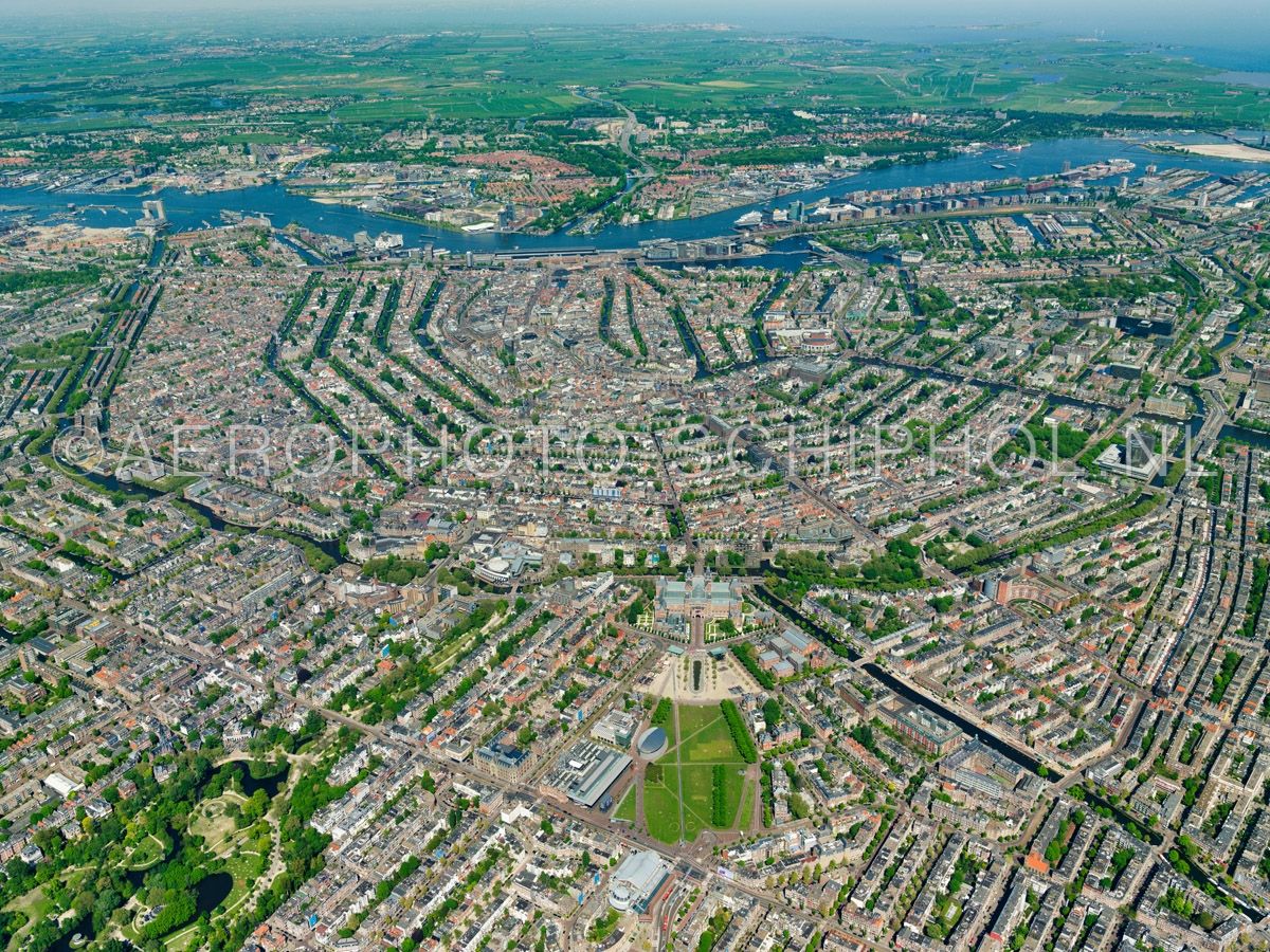 luchtfoto |  Amsterdam,  grachtengordel  en de 19e-eeuwse-gordel gezien vanaf het Vondelpark  met centraal in beeld het Leidseplein. opn. 07/05/2018
