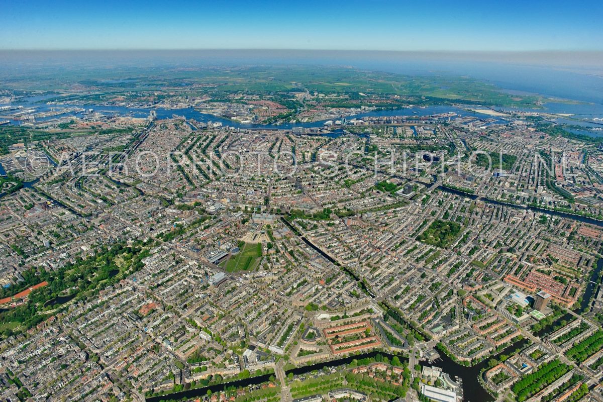 luchtfoto |  Amsterdam,  grachtengordel, de 19e-eeuwse-gordel en Gordel 20-40, gezien vanaf Oud Zuid, onder in beeld Het Noorder Amstelkanaal. Links het vondelpark, centraal het Rijksmuseum en Museumplein. opn. 07/05/2018