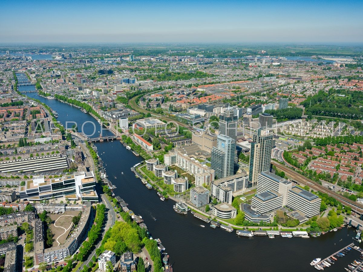 luchtfoto |  Amsterdam, de Omval  met de Rembrandttoren, de Mondriaantoren, de Breitnertoren en de Amsteltower, links van de Amstel het kantoorgebouw Rivierstaete. opn. 07/05/2018