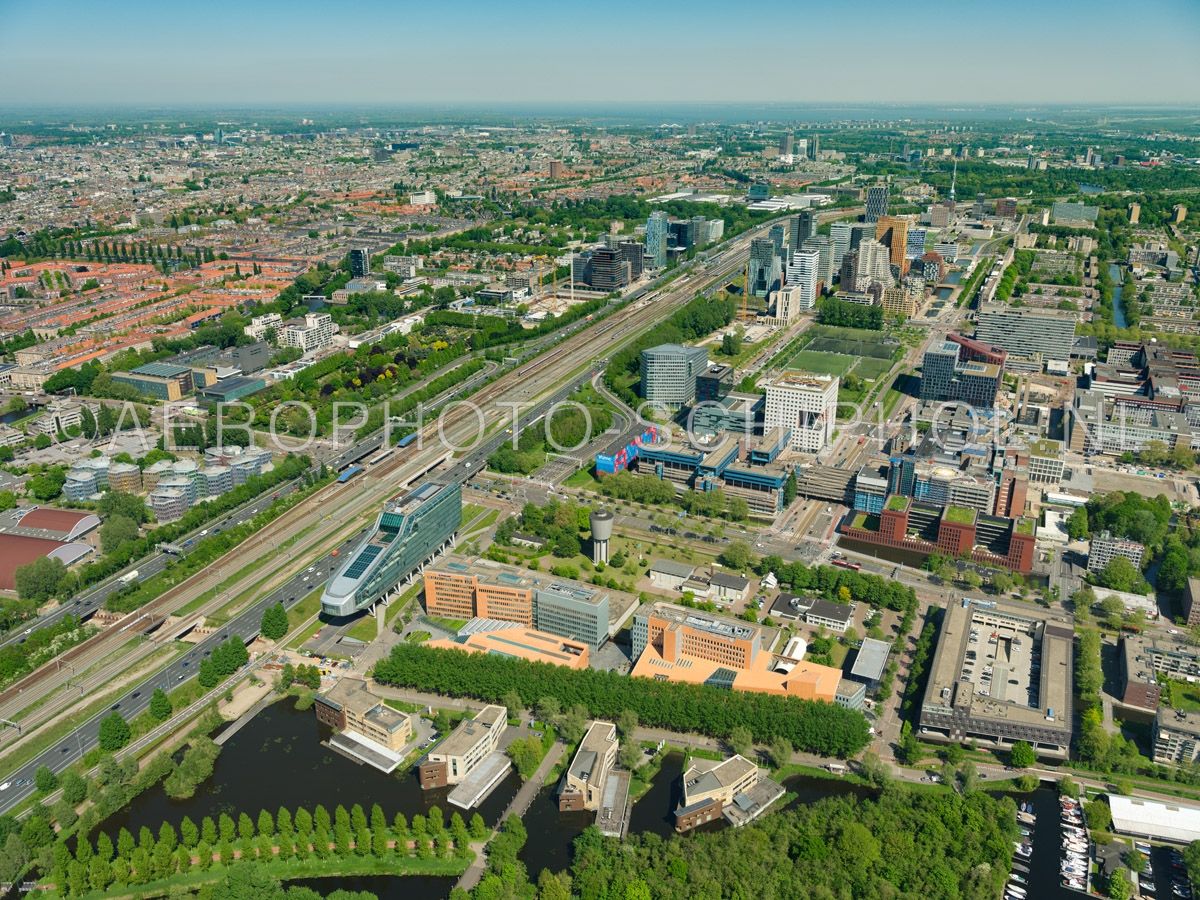 luchtfoto |  Amsterdam, de Zuidas, langzaam worden de sportvelden langs de Boelelaan en de A10 van o.a. de Amsterdamse Football club (AFC) verdreven door de bouw van de Zuidas.

 opn. 07/05/2018
