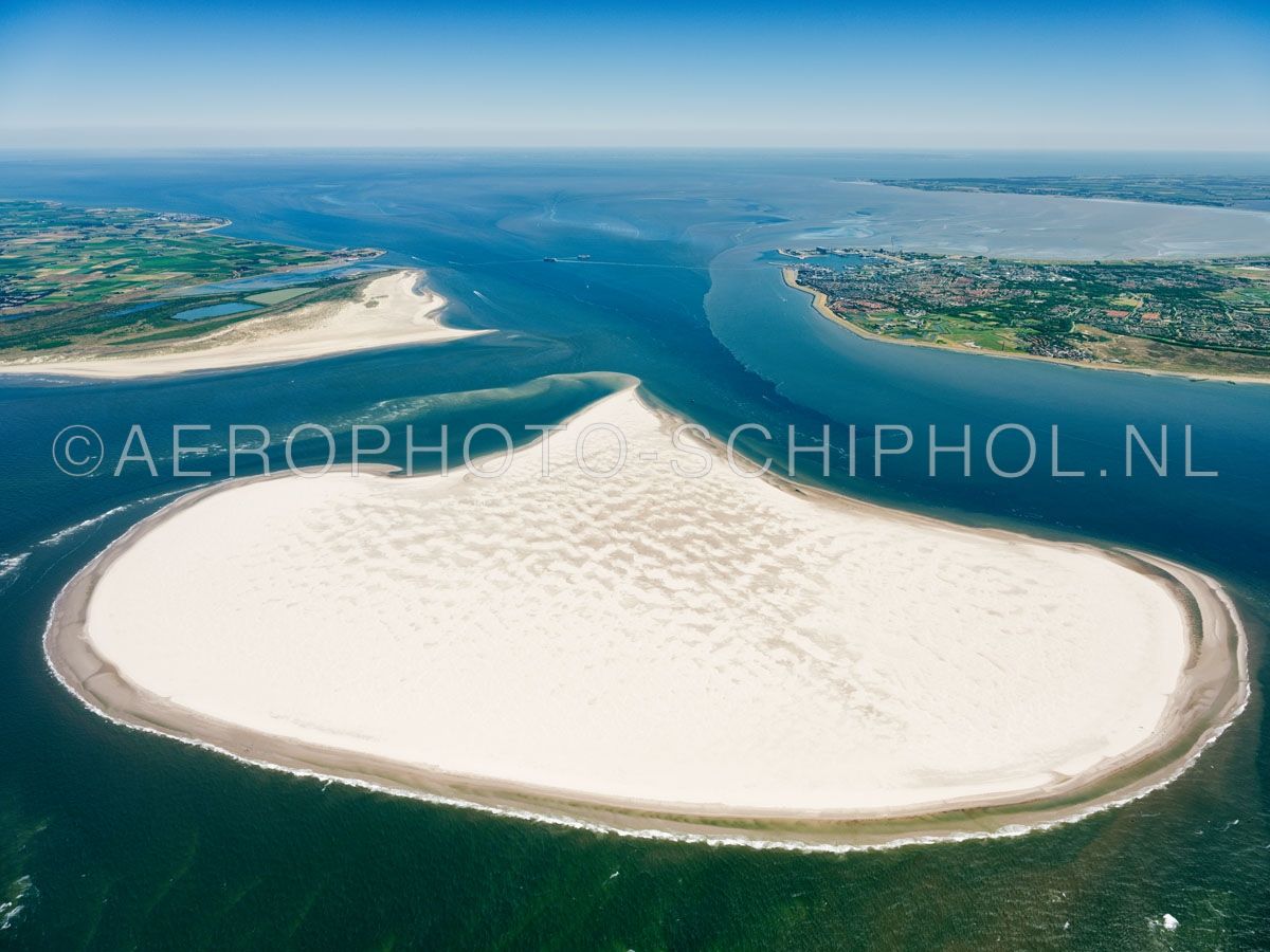 luchtfoto |  Noorderhaaks of Razende Bol  met boven in beeld het Marsdiep, links Texel, rechts Den Helder. Noorderhaaks is een zandplaat ten zuidwesten van Texel van meer dan honderd jaar oud de zandplaat  van ca 700 hectare verplaatst zich langzaam richting Texel. opn. 30/06/2018