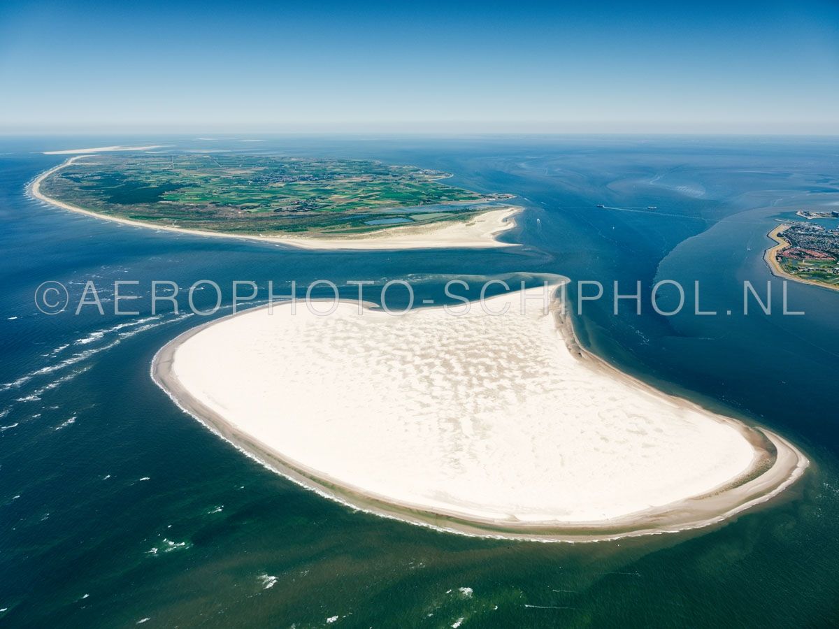 luchtfoto |  Noorderhaaks of Razende Bol  met rechts-boven in beeld het Marsdiep, links Texel, rechts Den Helder. Noorderhaaks is een zandplaat ten zuidwesten van Texel van meer dan honderd jaar oud de zandplaat  van ca 700 hectare verplaatst zich langzaam richting Te opn. 30/06/2018