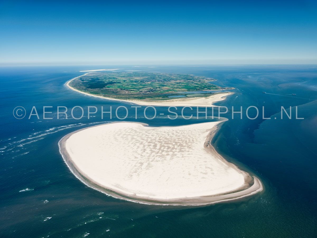 luchtfoto |  Texel, Noorderhaaks (Razende Bol) en links het Marsdiep. Noorderhaaks is een zandplaat ten zuidwesten van Texel van meer dan honderd jaar oud de zandplaat  van ca 700 hectare verplaatst zich langzaam richting Texel. opn. 30/06/2018