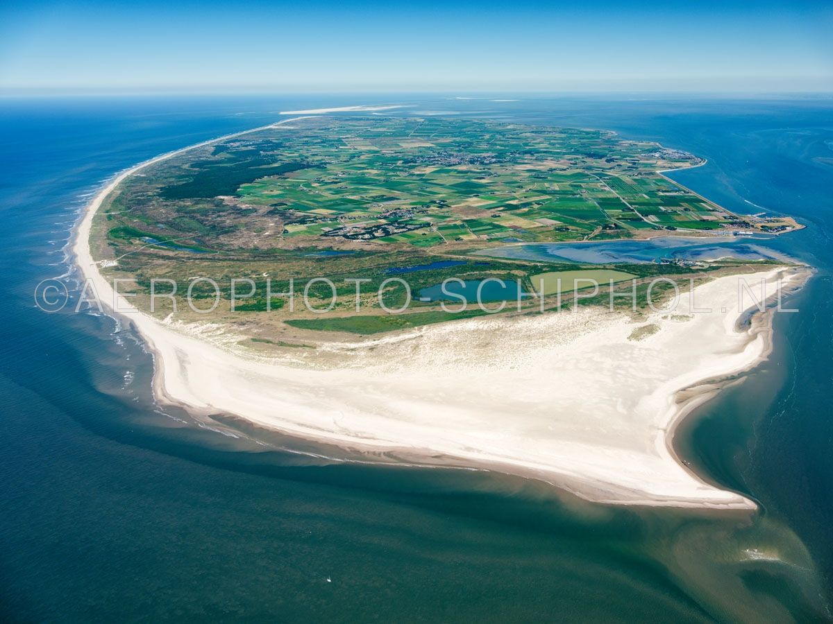 luchtfoto |  Texel gezien vanuit het Molengat. Texel is met een oppervlakte van ca. 170km2 het grootste waddeneiland. Het eiland was tot de Allerheiligenvloed van 1170 verbonden met het vasteland. opn. 30/06/2018