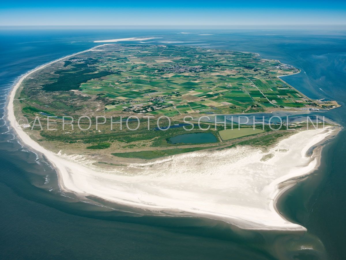 luchtfoto |  Texel met in de voorgrond de Hors. Texel is het grootste waddeneiland met een oppervlakte van ca. 170km2. Het eiland werd door de Allerheiligenvloed van 1170 afgesneden van het vasteland. opn. 30/06/2018