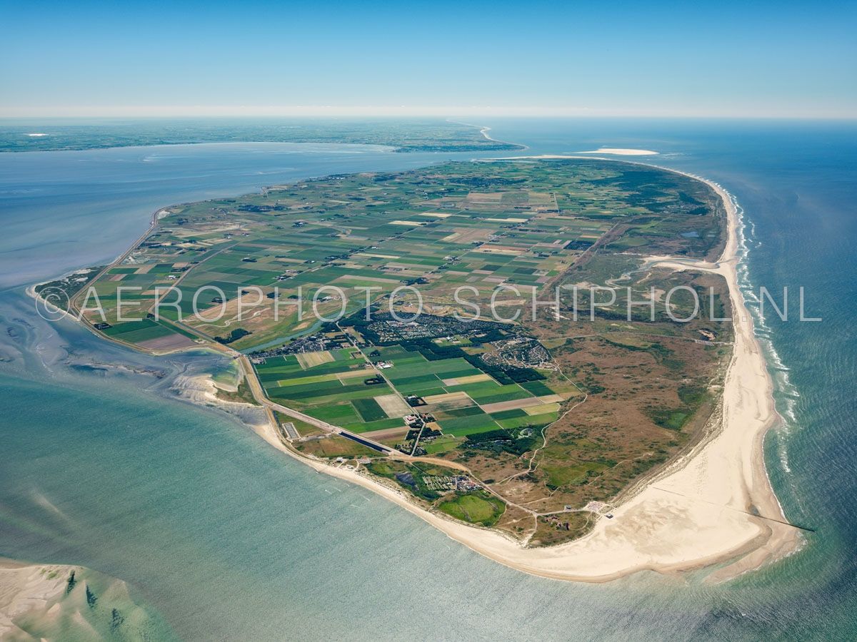 luchtfoto |  Texel gezien vanuit het Eierlandsegat. Rechtsonder Eierland en de polder Eijerland met de Cocksdorp. opn. 30/06/2018