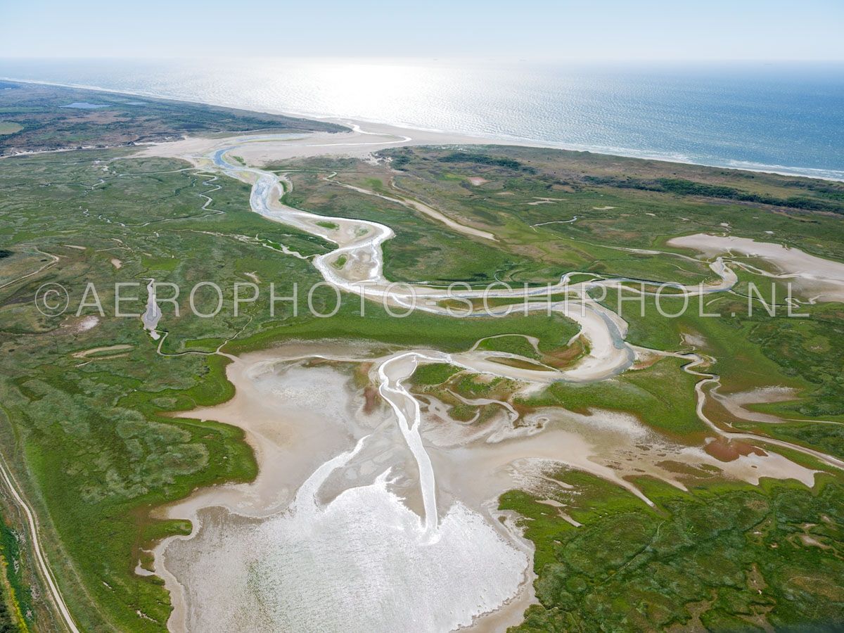 luchtfoto |  Texel, de Slufter is een kwelderlandschap, een standvlakte tussen de duinen met een open verbinding naar de Noordzee. opn. 30/06/2018