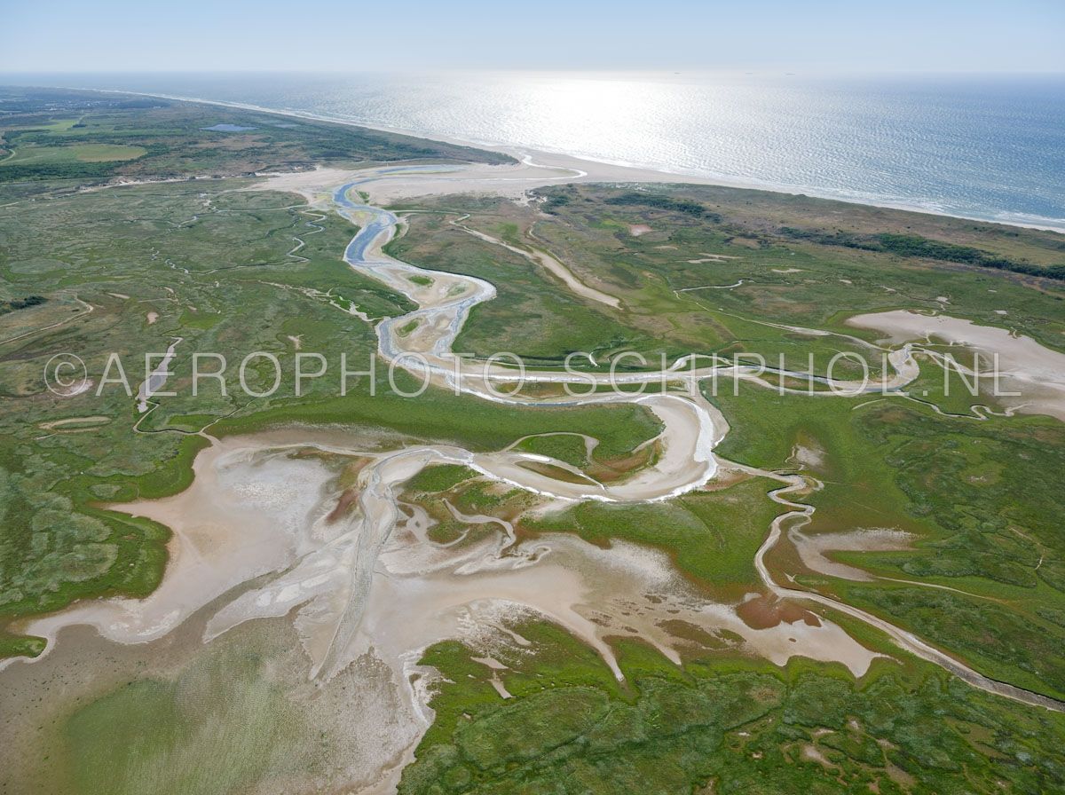 luchtfoto |  Texel, de Slufter met de noordzeekust. De Slufter is een kwelderlandschap, een standvlakte tussen de duinen met een open verbinding naar de Noordzee. opn. 30/06/2018