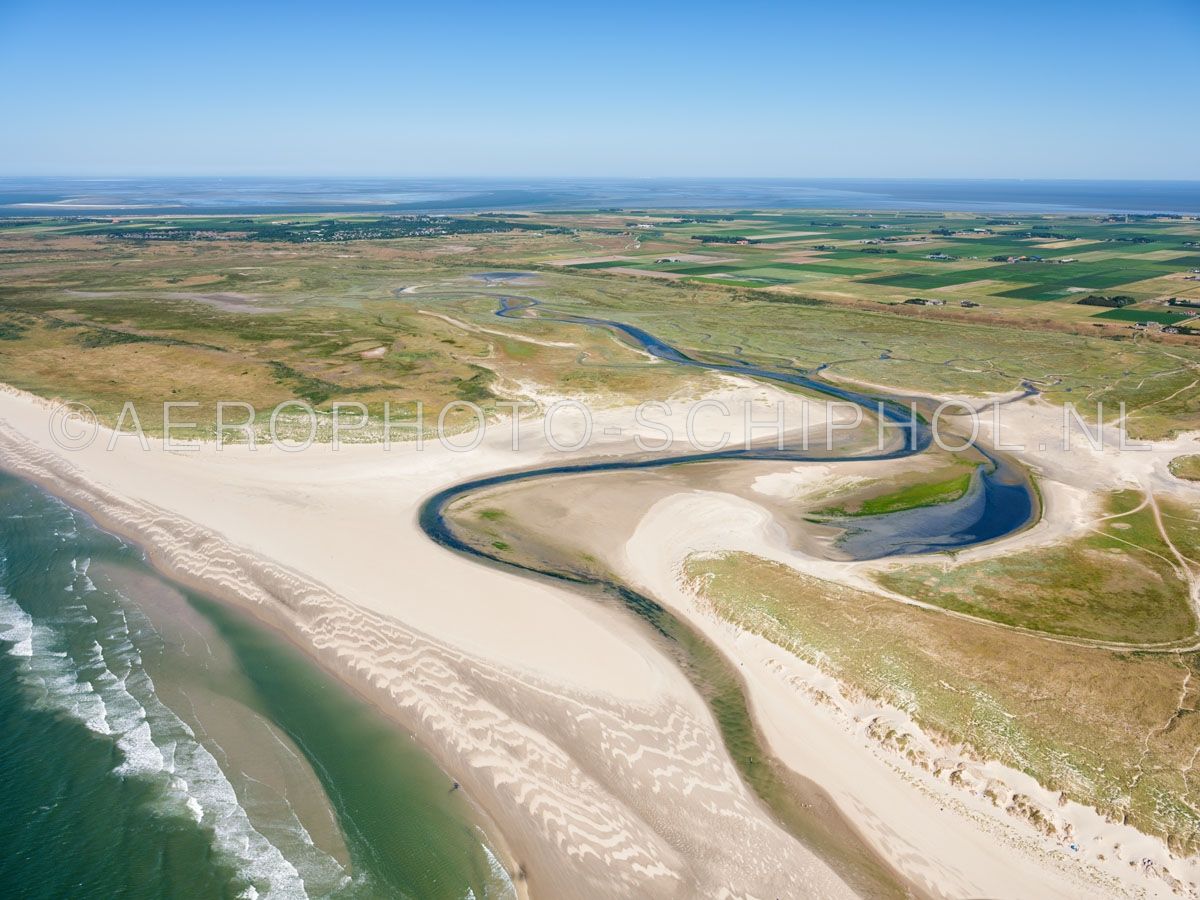 luchtfoto |  Texel, de Slufter is een standvlakte en Kwelderlandschap tussen de duinen met een open verbinding naar de Noordzee. opn. 30/06/2018