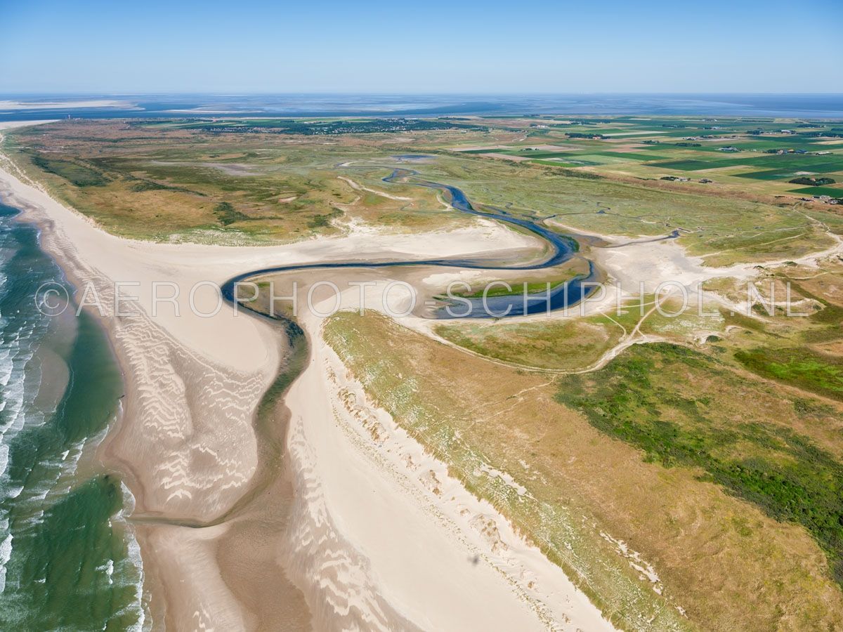 luchtfoto |  Texel, de Slufter is een standvlakte en kwelderlandschap tussen de duinen met een open verbinding naar de Noordzee. opn. 30/06/2018