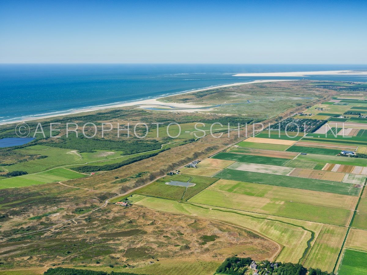 luchtfoto |  Texel, de Zandijk en De Muy. De Zanddijk werd in 1630 aangelegd om Eierland en Texel met elkaar te verbinden. opn. 30/06/2018