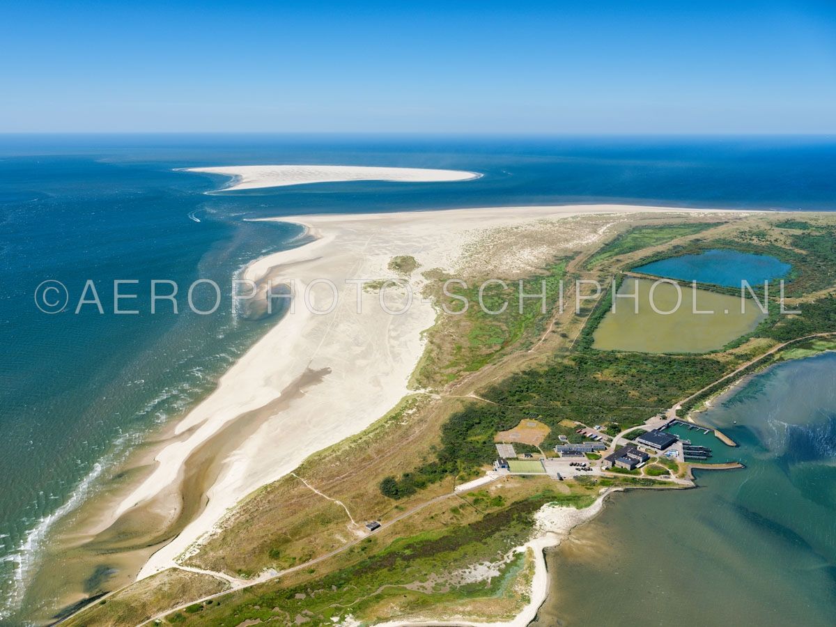 luchtfoto |  Texel, zandplaat de Hors, gezien vanuit de Mokbaai. De zandplaat de Hors groeide in 1749 aan Texel vast. De zandbank Onrust  werd in het begin van de 20e eeuw een deel van de Hors. opn. 01/07/2018