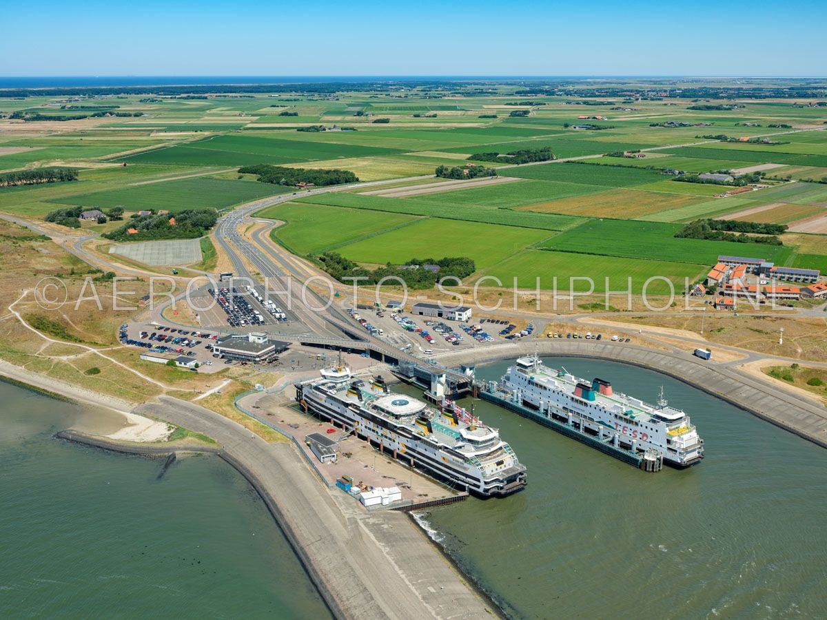 luchtfoto |  Texel, Het Horntje met twee veerboten van Teso. Het Horntje is een gehucht en de aankomstplaats van de veerboot Den Helder - Texel. opn. 01/07/2018