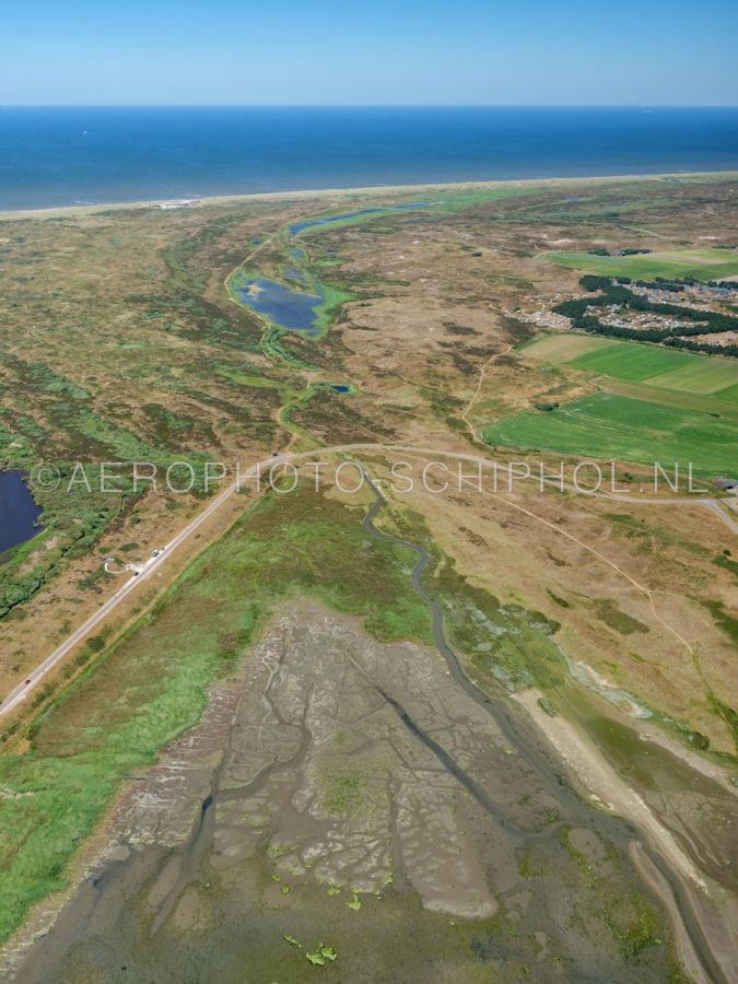 luchtfoto |  Texel, Mokbaai, de Moksloot en Het Grote Vlak, Nationaal Park Duinen van Texel. Het Grote vlak is één van  de grootste natte duin-vallei van Nederland, eind 15e eeuw was het een zeegat. opn. 01/07/2018