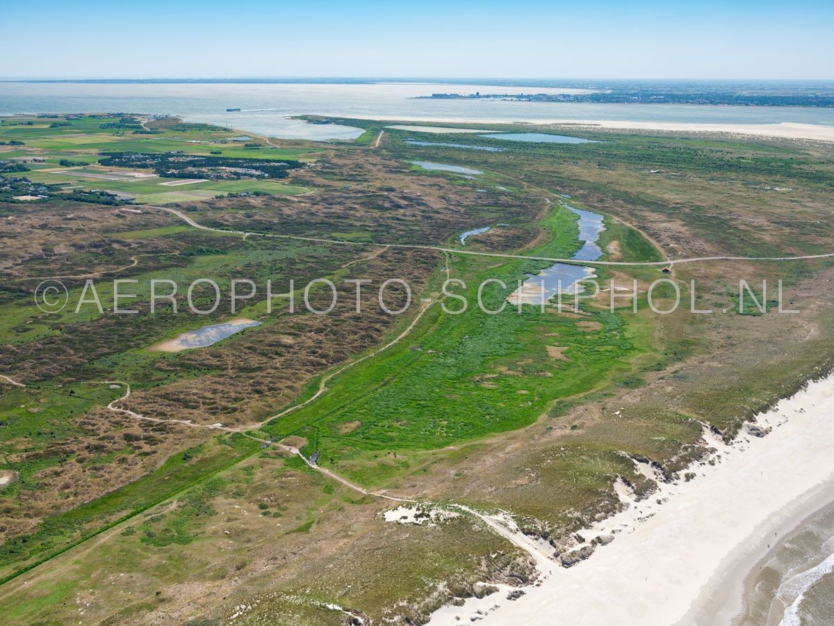 luchtfoto |  Texel, Het Grote Vlak Gezien vanuit het noordwesten. Het Gote Vlak maakt deel uit van Nationaal Park Duinen van Texel en is één van  de grootste natte duin-vallei van Nederland, eind 15e eeuw was het een zeegat. opn. 01/07/2018