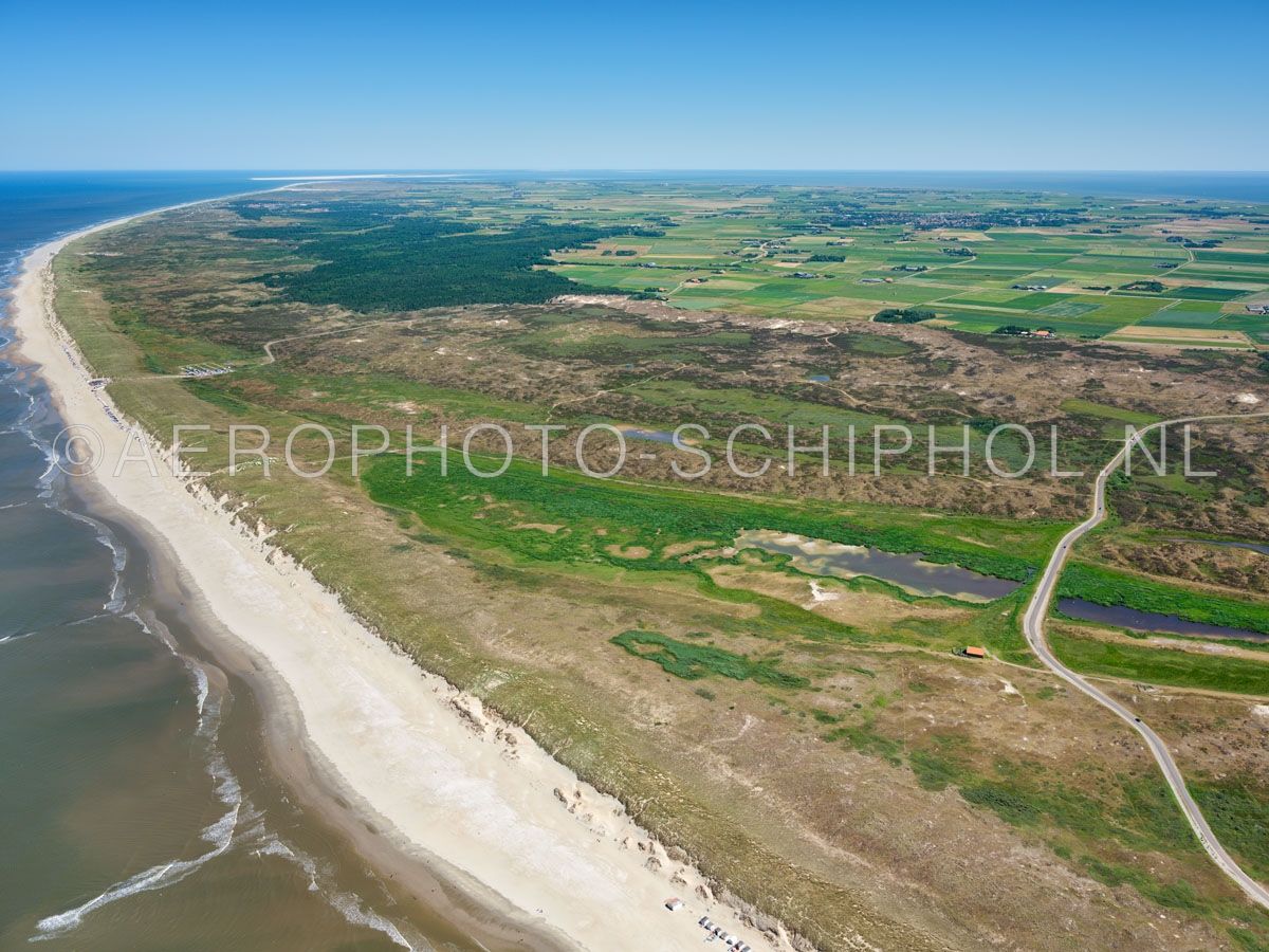 luchtfoto |  Texel, De Bollekamer, Nationaal Park Duinen van Texel. De Bollekamer is een binnenduingebied tussen het Hoornderslag en het Jan Ayeslag, met de oudere natte duinvalleien die centraal in het gebied liggen. opn. 01/07/2018