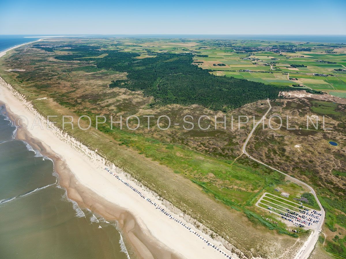 luchtfoto |  Texel, De Westerduinen, Nationaal Park Duinen van Texel.  De Westerduinen is een smal, droog duingebied met hoge kalkarme duinen, grillige valleien en aan de zeereep stuifduinen. opn. 01/07/2018