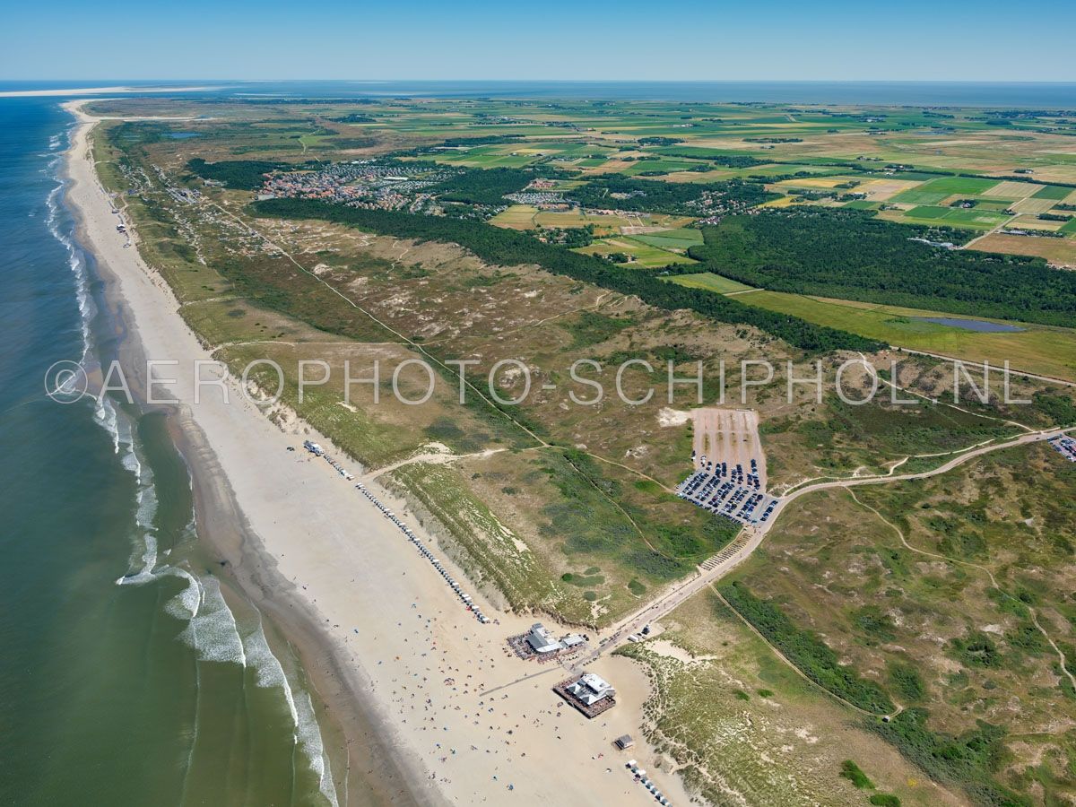 luchtfoto |  Texel, Seetingsnollen, Nationaal Park Duinen van Texel. De Seetingsnollen of de Seeting is een  hoge en droge duinstrook van nog geen kilometer breed ten zuiden van De Koog. opn. 01/07/2018