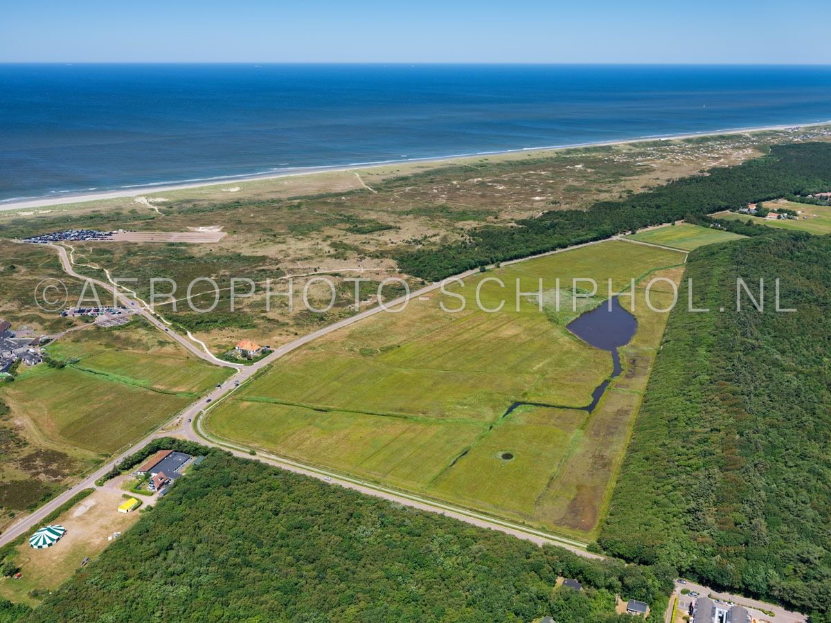 luchtfoto |  Texel, Het Alloo, Nationaal Park Duinen van Texel. het Alloo is een laaggelegen mientgronden gebied met een duinmeer  langs de binnenduinrand ten zuiden van De Koog.  opn. 01/07/2018