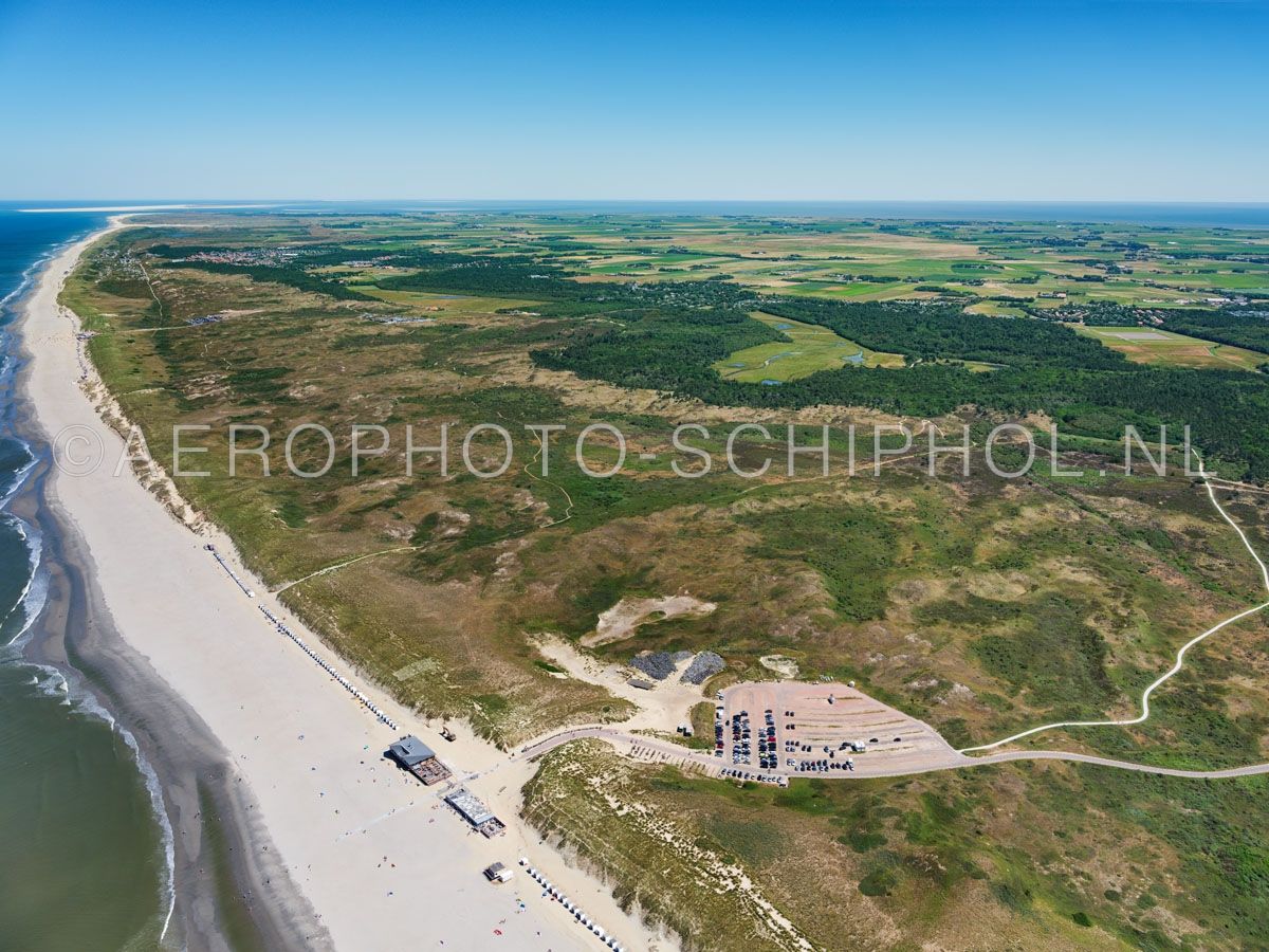 luchtfoto |  Texel, De Bleekersvallei, Nationaal Park Duinen van Texel. de Bleekersvallei is een landschap van paraboolduinen en valleien met relatief weinig jonge duinen omdat deze door de zee zijn weggeslagen.  opn. 01/07/2018