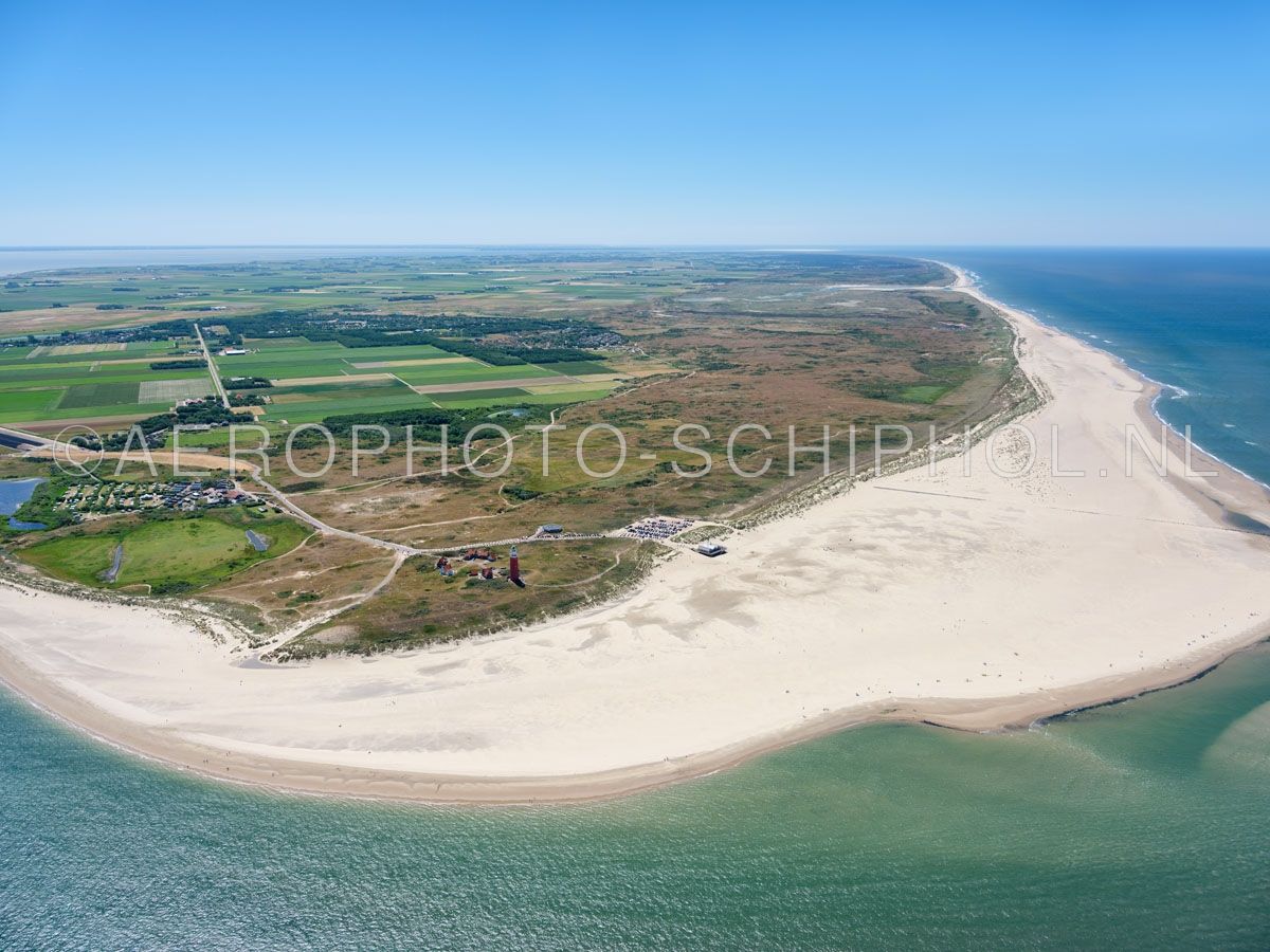 luchtfoto |  Texel. Eierland en de Eierlandse Duinen. Eierland was een eiland  dat was gescheiden met Texel door het Anegat, waar nu de Slufter ligt (links). Rond 1550  ontstond een gebied van zandbanken en kwelders dat alleen bij extreem hoog water onderliep. In 1625 opn. 01/07/2018