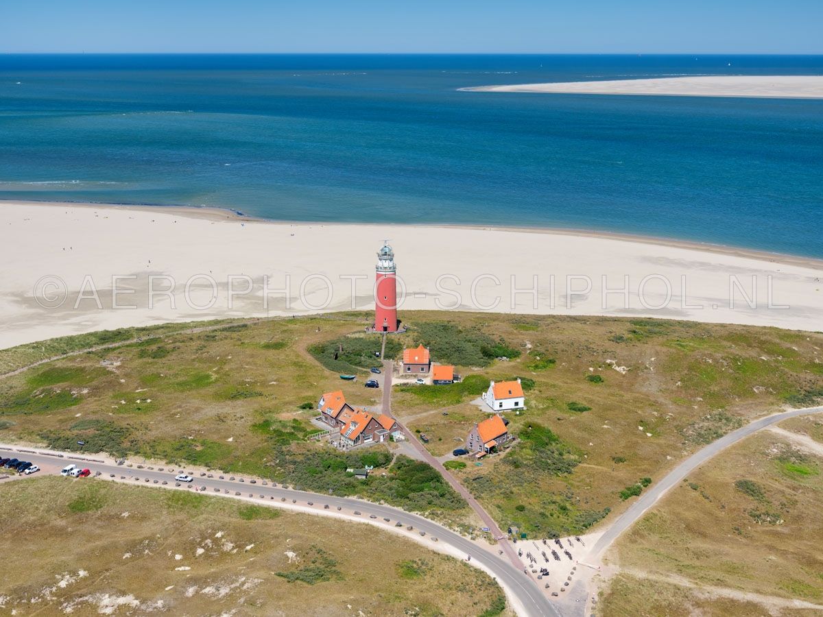 luchtfoto |  Texel, Vuurtoren Eierland en het Eierlandse Gat. De Vuuroren werd tussen 1863 en 1864 gebouwd  naar ontwerp van  Quirinus Harder.  De vuurtoren telt 9 verdiepingen en staat op een duin van 20 meter hoog.
 opn. 01/07/2018