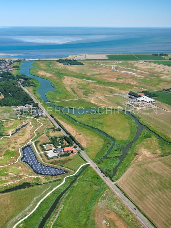 luchtfoto |  Texel, de Roggesloot is een oude kreekarm die vroeger de verbinding met de slufter vormde.  Rechts  boven de natuurontwikkeling / natuurgebied Dorpszicht.  opn. 01/07/2018