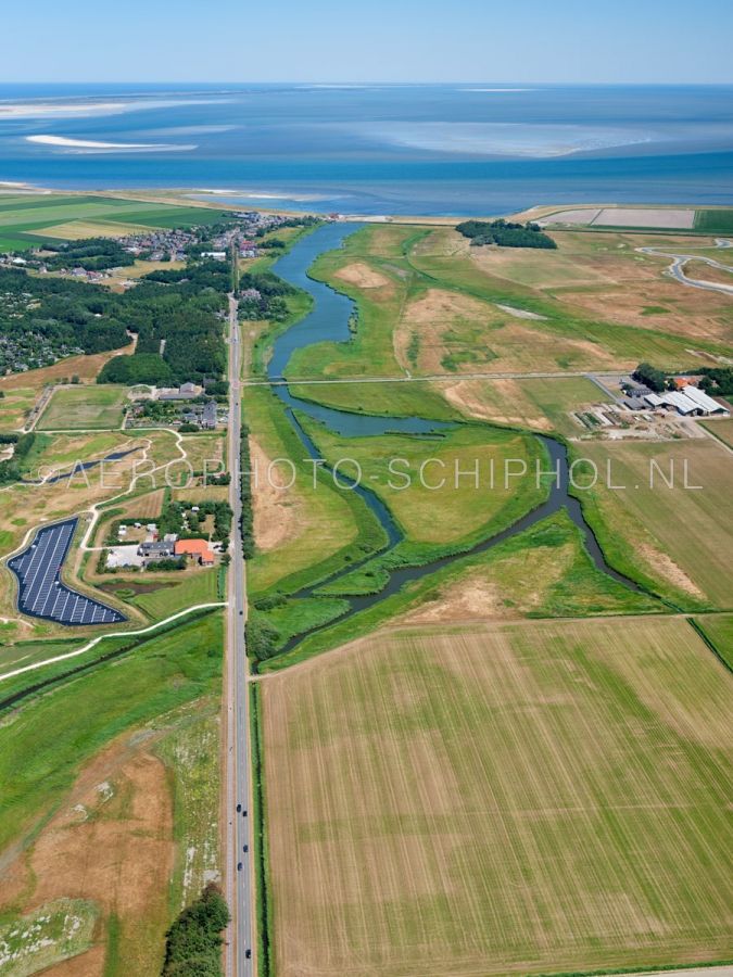 luchtfoto |  Texel, de Roggesloot is een oude kreekarm die vroeger de verbinding met de slufter vormde.  Rechts  boven de natuurontwikkeling / natuurgebied Dorpszicht.  opn. 01/07/2018