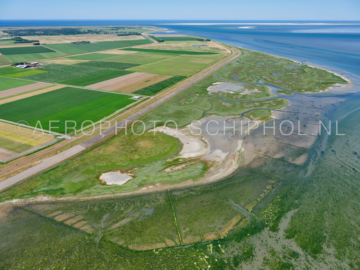 luchtfoto |  Texel, de Schorren. Schorren of  kwelders zijn de hoger gelegen delen die aan de voet van de waddendijk liggen. Deze staan alleen tijdens springvloed of stormvloed onder water opn. 01/07/2018