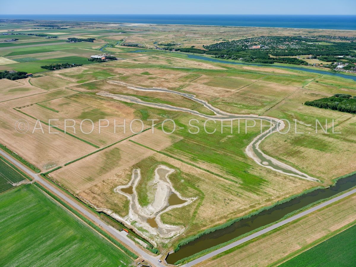 luchtfoto |  Texel, natuurontwikkeling Dorpszicht. Het natuurgebied is ca. 1,2 vierkante kilometer groot en bestaat voor een groot deel uit vochtig grasland met kreken.  opn. 01/07/2018