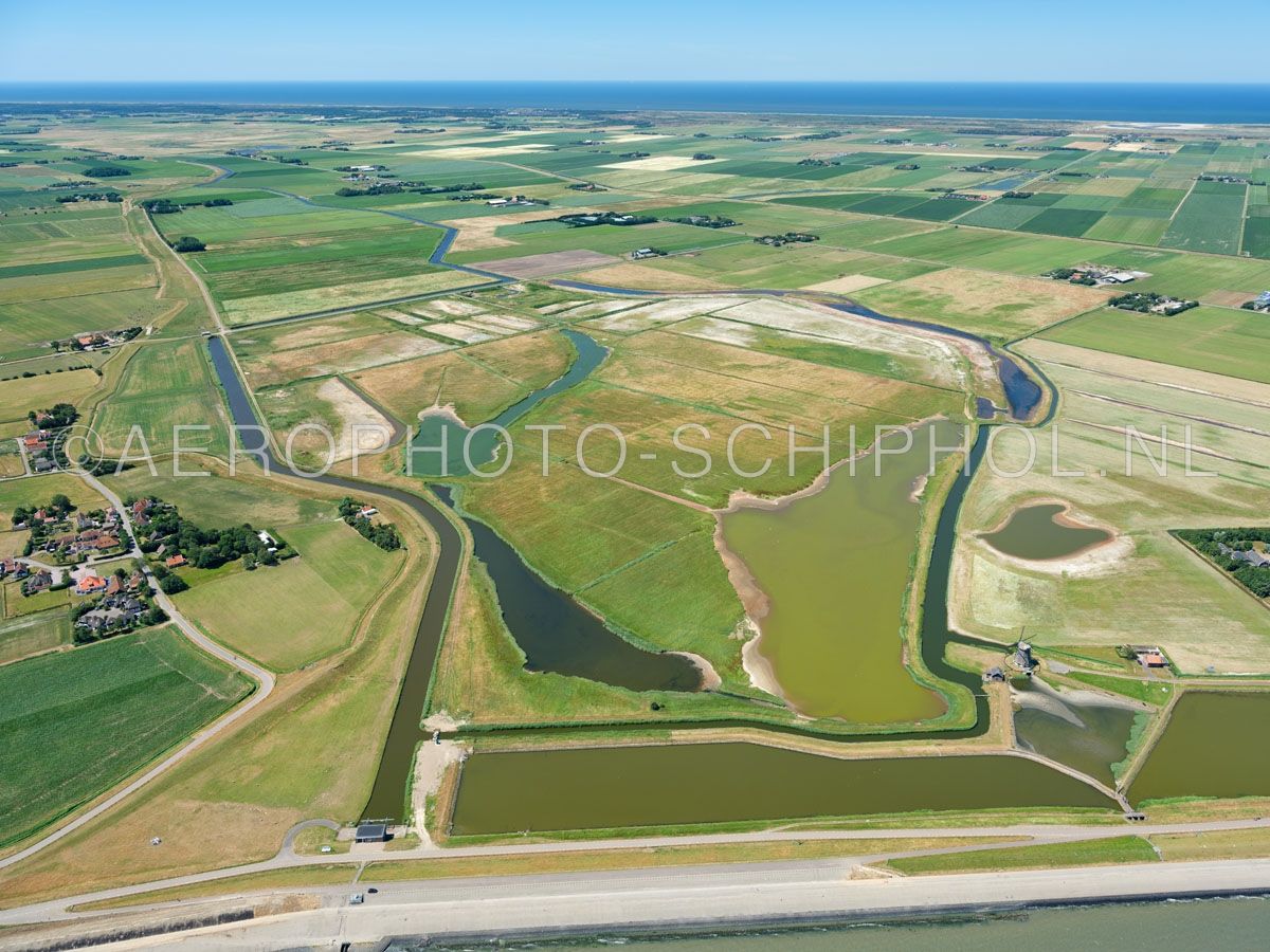 luchtfoto |  Texel, nattuurgebied Drijvers Vogelweid De Bol is een laag weidegebied met plassen, het is niet toegankelijk voor publiek. Het gebied bestaat uit brede voormalige wadkreken en schrale graslanden. opn. 01/07/2018