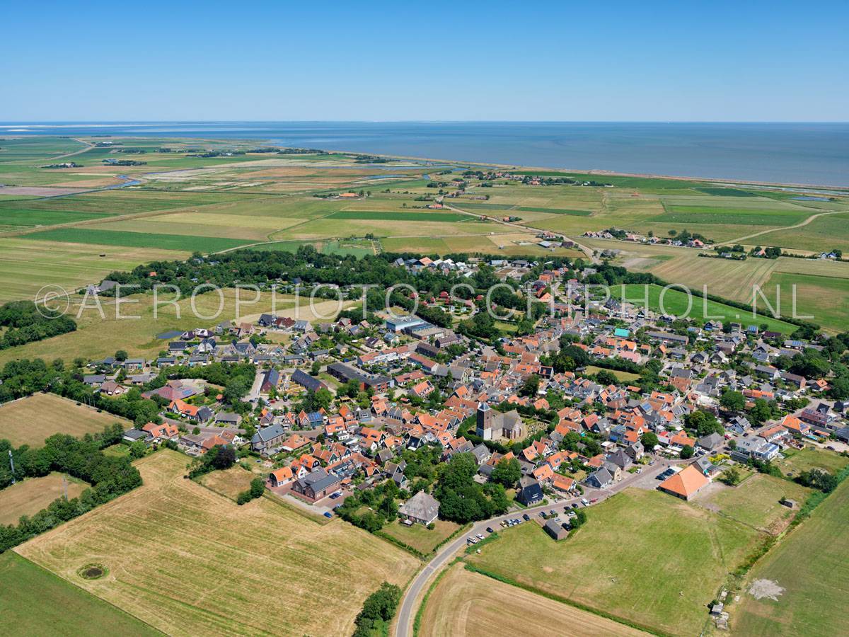 luchtfoto |  Texel, Oosterend, verzuiling, het dorp werd door de religieuze diversiteit en godsdienstige twisten klein Jeruzalem genoemd, momenteel telt het dorp nog 4 kerken, in het verleden waren dat er 7. opn. 01/07/2018