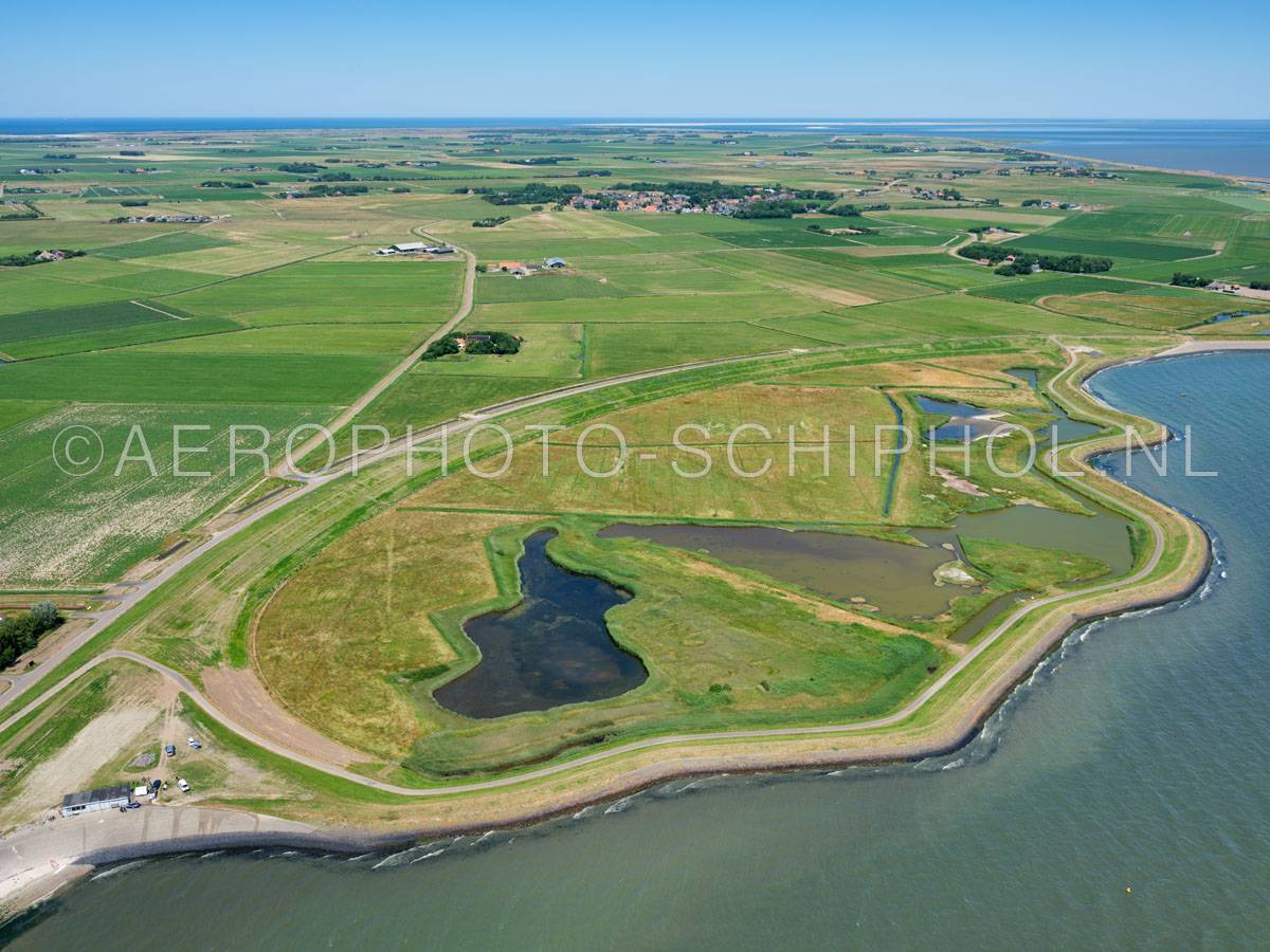 luchtfoto |  Texel, de Zandkes is een brakke polder en een natuurgebied tussen de oude waddendijk en de nieuwe waddendijk. De polder is ontstaan doordat bij het aanleggen van een nieuwe dijk, een bocht in de oude dijk werd afgesneden ©01/07/2018