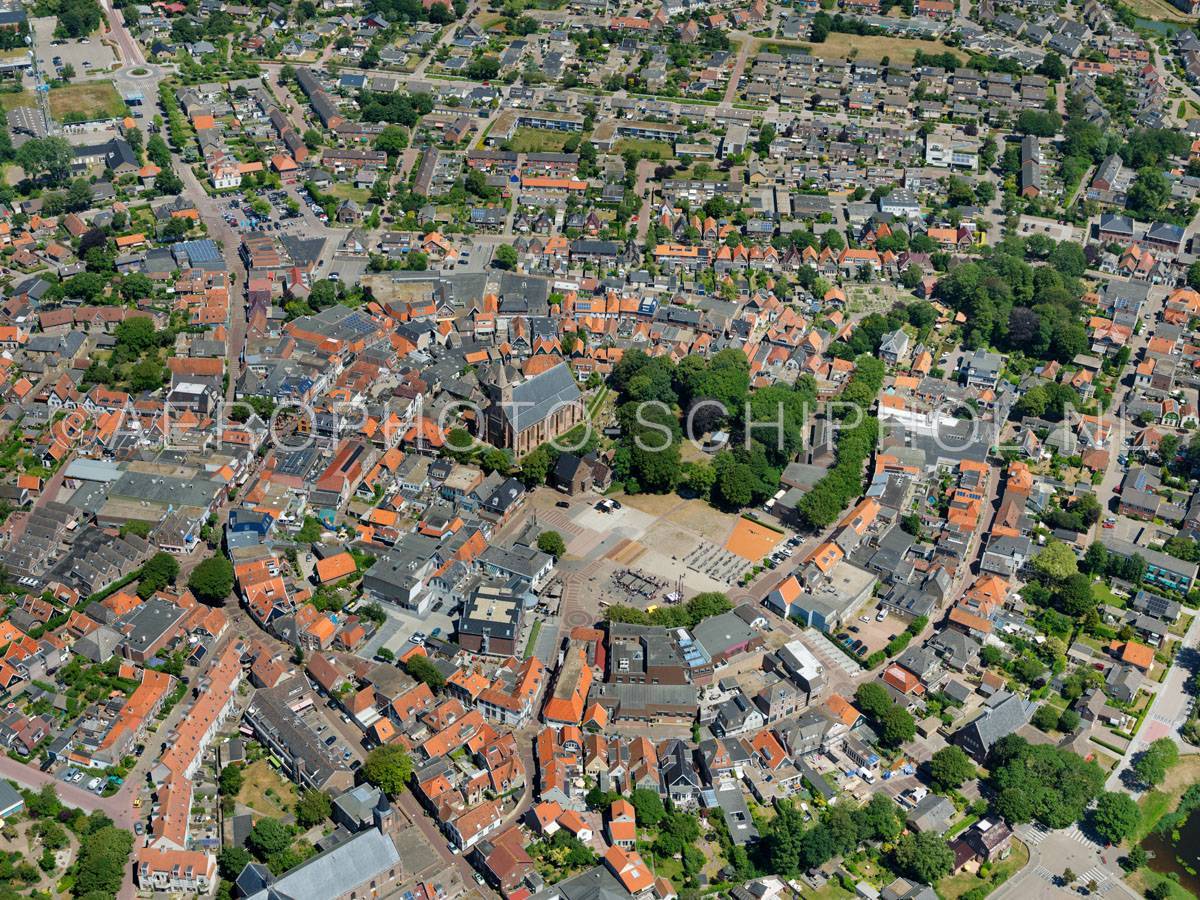 luchtfoto |  Texel, Den Burg, de vroegere vestingwal is nog herkenbaar in het ringvormige stratenpatroon in het centrum. | 01/07/2018