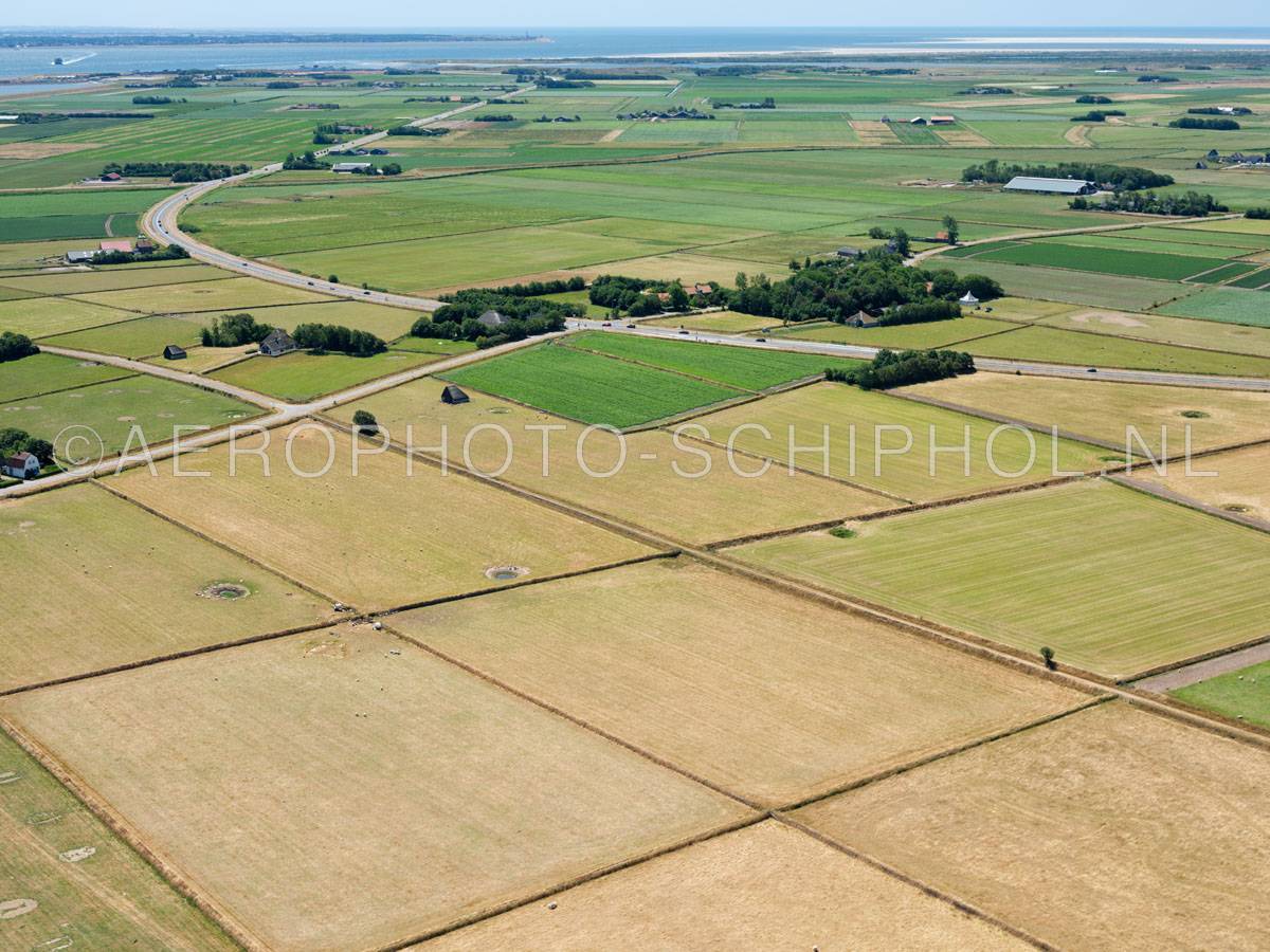 luchtfoto |  Texel, het oude land van Texel met  Tuunwoallen (Tuunwallen), Schapenboeten en Kolken (drinkput).  | 01/07/2018