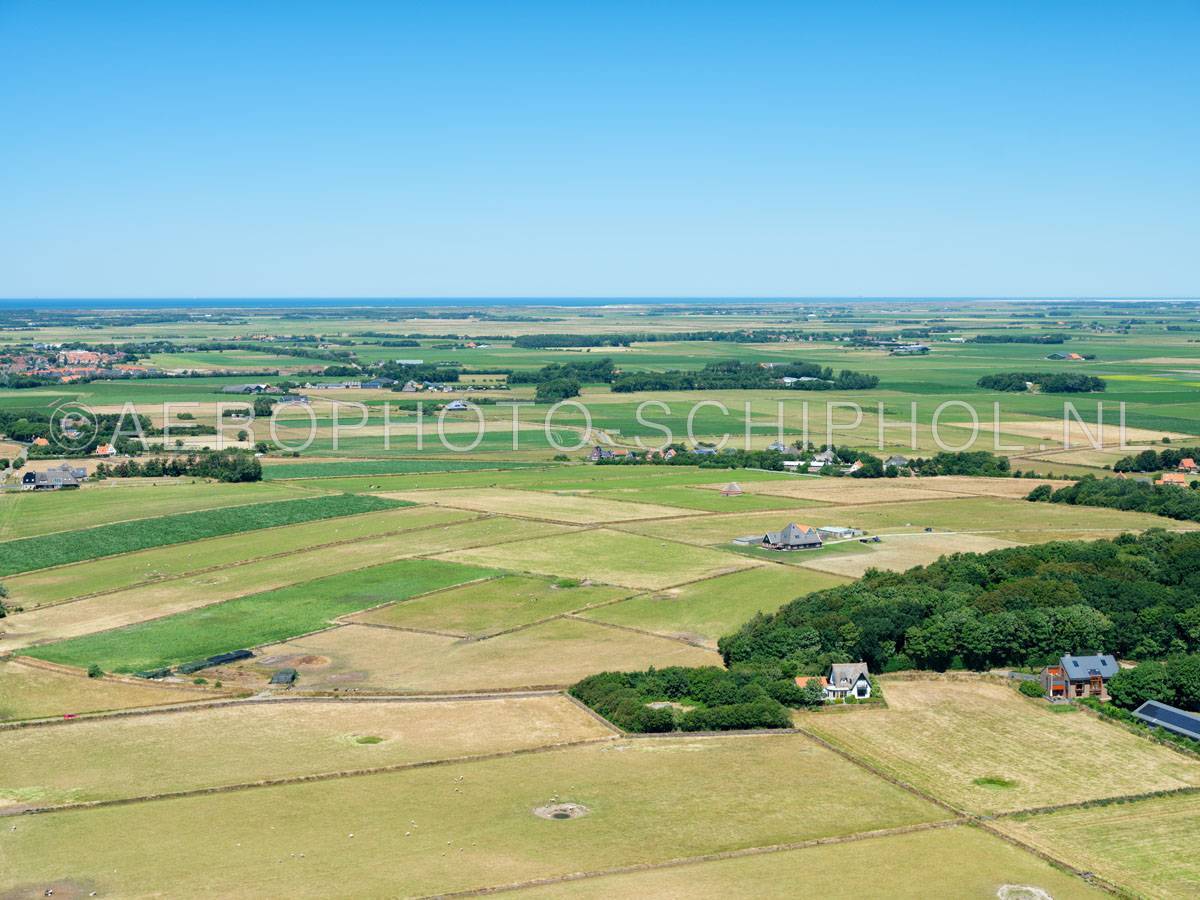 luchtfoto |  Texel, De Hoge Berg. De Hoge Berg is een Keileembult die is ontstaan in de ijstijd het Saale-glaciaal, het is het hoogste punt van de stuwwal die van Oost tot Den Hoorn loopt. | 01/07/2018