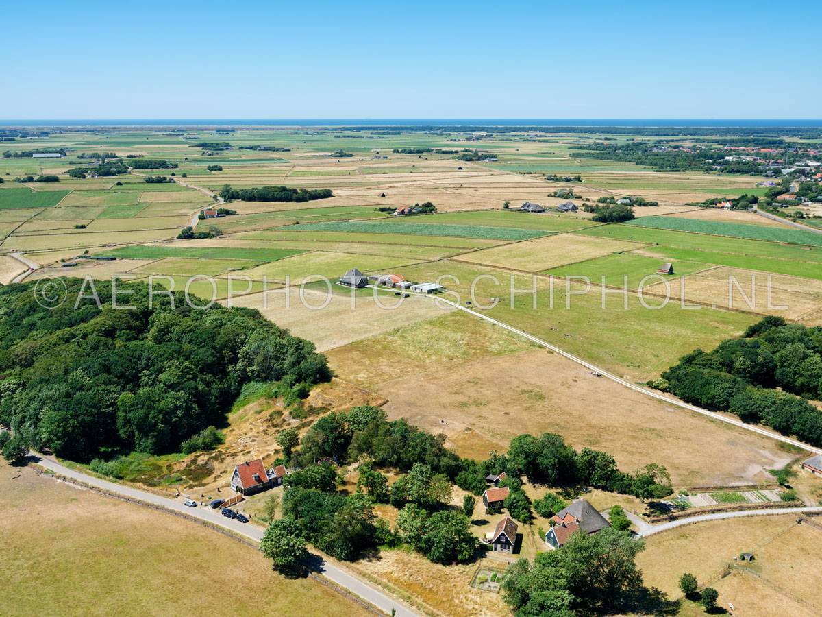 luchtfoto |  Texel, De Hoge Berg met links de Doolhof. De Hoge Berg is een Keileembult die is ontstaan in de ijstijd het Saale-glaciaal, het is het hoogste punt van de stuwwal die van Oost tot Den Hoorn loopt. | 01/07/2018