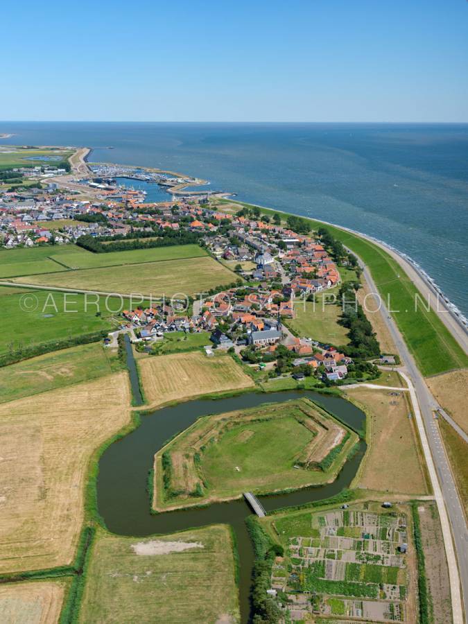 luchtfoto |  Texel, Fort Lunette en Oudeschid. Fort Lunette werd in 1811 door Napoleon aangelegd als steunfort voor Fort de Schans. | 01/07/2018