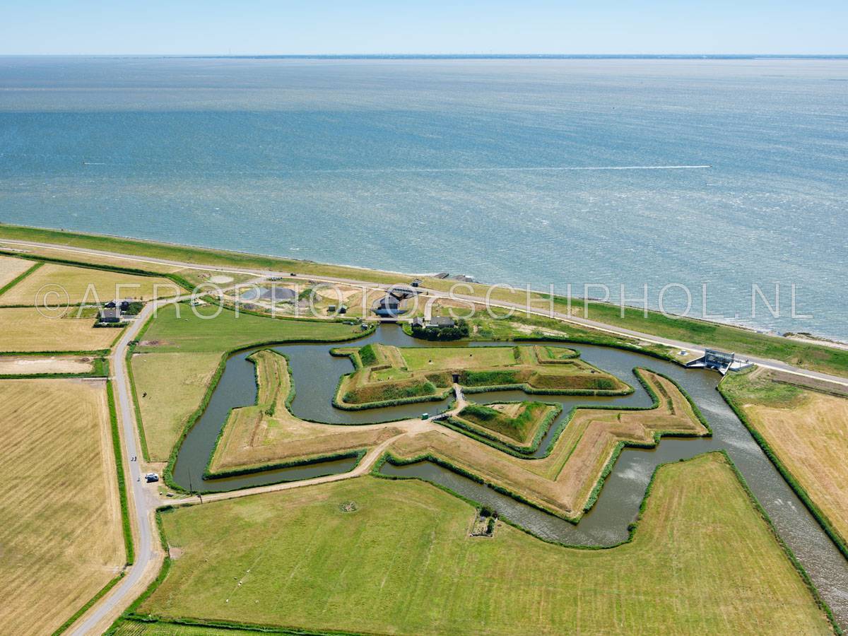 luchtfoto |  Texel, Fort de Schans werd in 1574 aangelegd door Willem van Oranje en door Napoleon uitgebreid met de steunforten, Fort Lunette en Fort Redoute.  | 01/07/2018