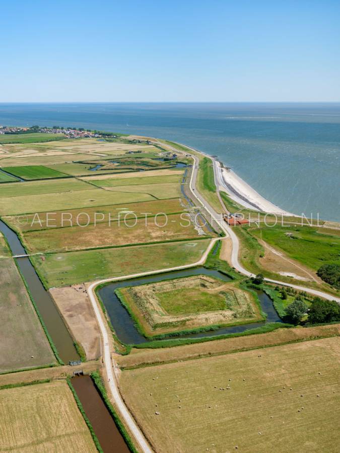 luchtfoto |  Texel, Fort Redoute werd in 1811 door Napoleon aangelegd als steunfort voor Fort de Schans. | 01/07/2018