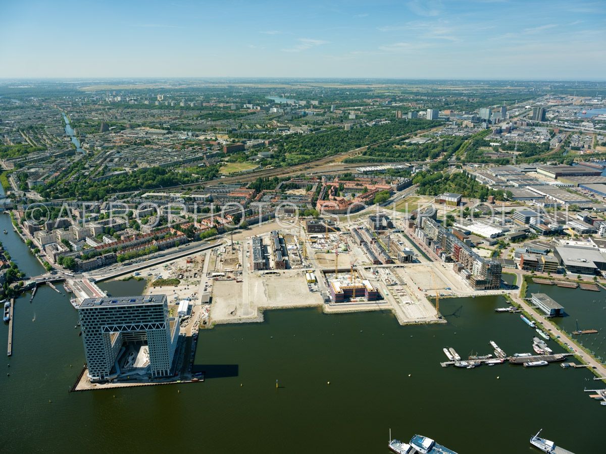 luchtfoto |  Amsterdam, Houthaven met links het Pontsteigergebouw. Het gebied maakt deel uit van het plan Haven-Stad om de havens ten oosten van de Coentunnel te herontwikkelen naar een hoogstedelijk woon-werkgebied  opn. 06/08/2018