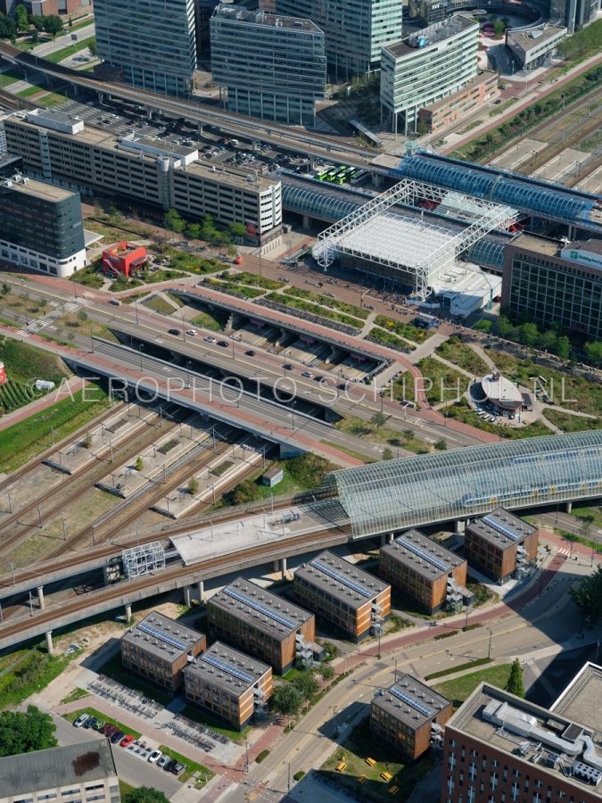 luchtfoto |  Amsterdam, Sloterdijk, Wasa Student Village en de Hemboog, rechtsboven Station Sloterdijk.  opn. 02/09/2018