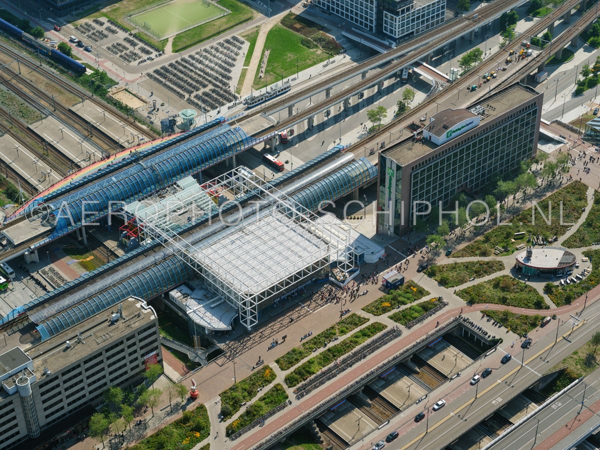 luchtfoto |  Amsterdam, Sloterdijk, Station Amsterdam Sloterdijk met het Regenboogpad bij het metrostation, rechts het Holiday Inn Express hotel. opn. 02/09/2018