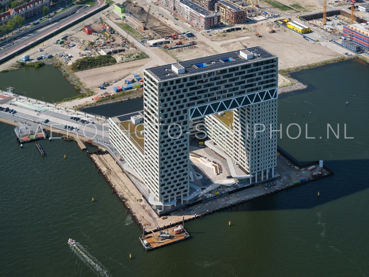 luchtfoto |  Amsterdam, Houthaven, het Pontsteigergebouw (Pontsteiger Waterpoort) is ontworpen door  Arons en Gelauff Architecten. Het 90 meter hoge woongebouw telt ruim 300 woningen en publieke voorzieningen. opn. 02/09/2018