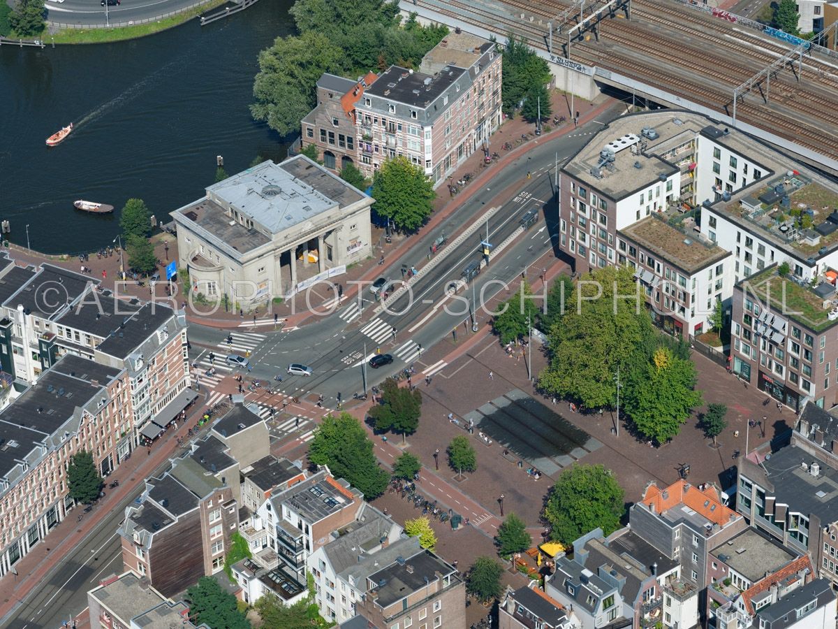 luchtfoto |  Amsterdam, Haarlemmerplein en de Haarlemerpoort (Willemspoort). De poort gebouwd in neoclassicistische bouwstijl werd  in 1840 in gebruik genomen en diende als barrière voor de heffing van stedelijke belastingen. opn. 02/09/2018